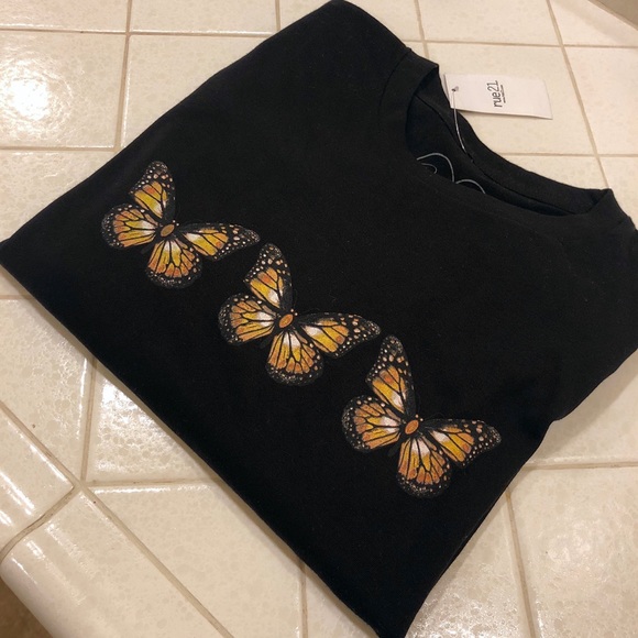 Black butterfly trio graphic tee. NWT size medium - Picture 9 of 14